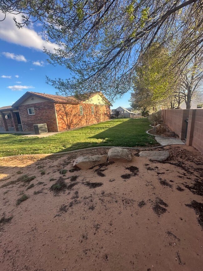 Building Photo - Charming Ranch Farmhouse in St. George – Spacious & Serene!
