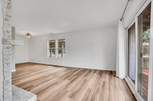 Building Photo - $2,145.95 with $300 Off the first month's rent, 2 Beds - 1 Bath, Townhouse in Greenwood Village w...
