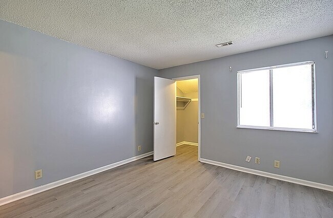 Building Photo - 910 Brett Dr
