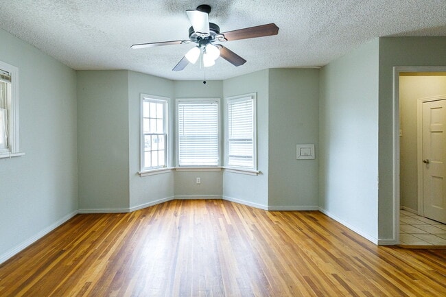 Building Photo - 3 bedroom less than 1 mile from Tech