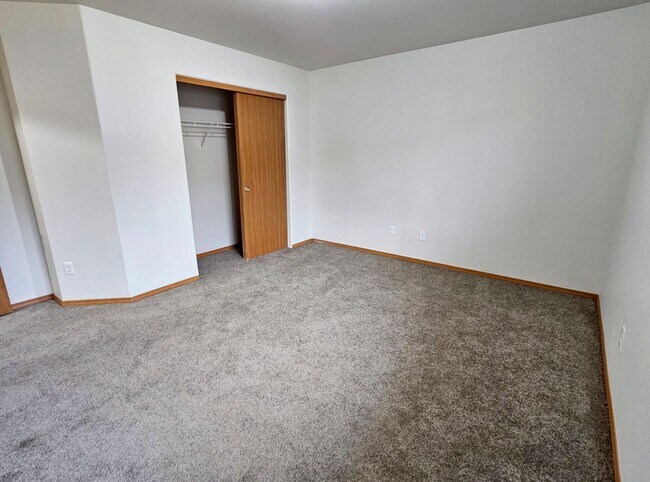 Building Photo - Open, One-Level Living- 4 Bedroom, 2.5 Bath Richland Home with Spacious Backyard