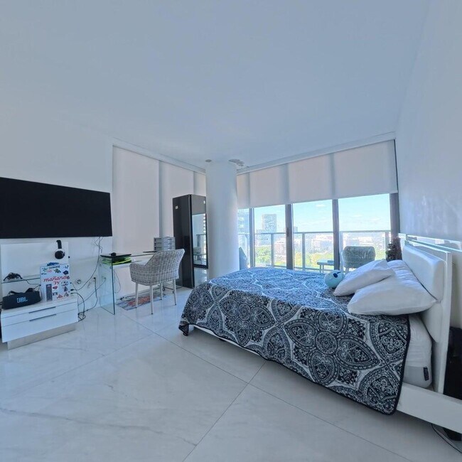 Building Photo - 650 NE 32nd St