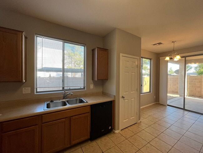 Building Photo - 3 Bedroom Home in the Beacon Heights Commu...