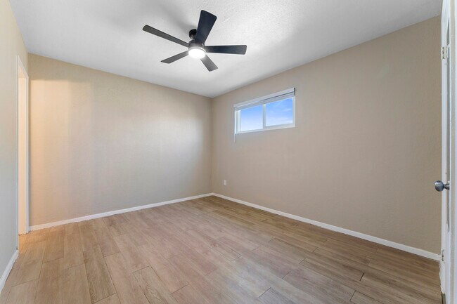 Building Photo - 2614 W Greenway Rd