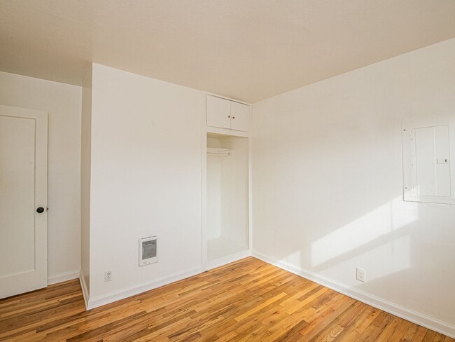 Building Photo - $500 off 1st month! Adorable 3-bdrm/1-bath in Kenton. Hardwoods, deck, W/D, huge fenced backyard,...
