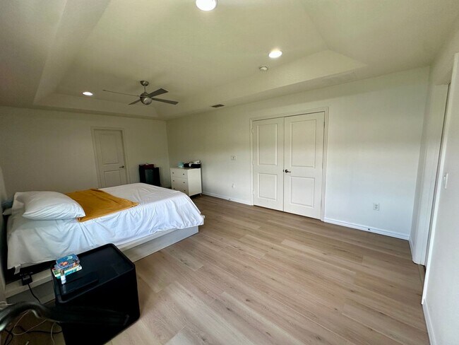 Building Photo - Discover the Charm of This Stunning 4-Bedr...