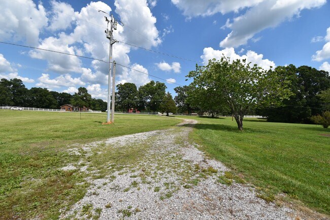 Building Photo - 2 Bedroom Home For Rent in The County!