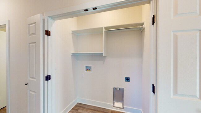 Building Photo - 15650 E 21st Ct N