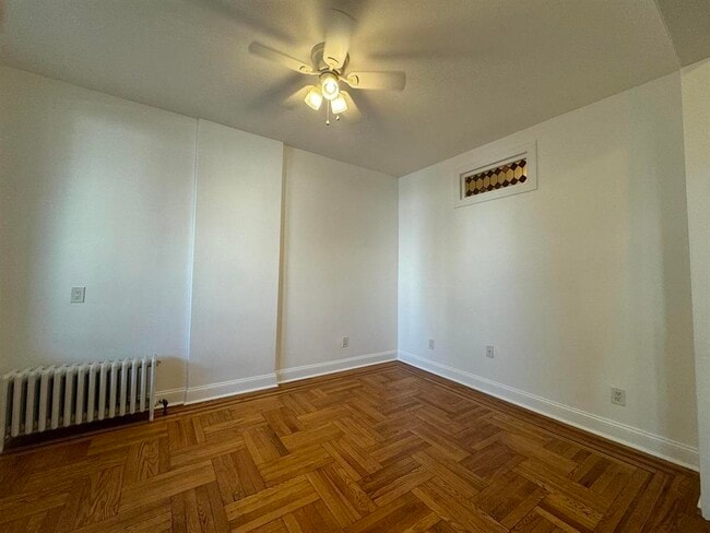 Building Photo - 445 Monmouth St