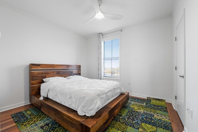 Building Photo - 380 Island Dr