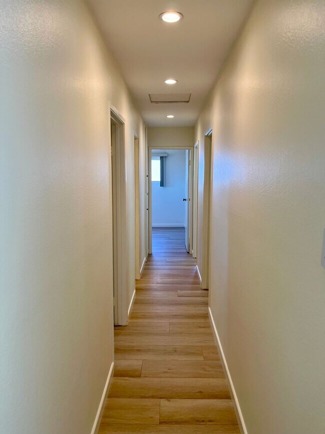 Building Photo - 4 Bedroom 2.5 Bathroom Home, Newly renovat...