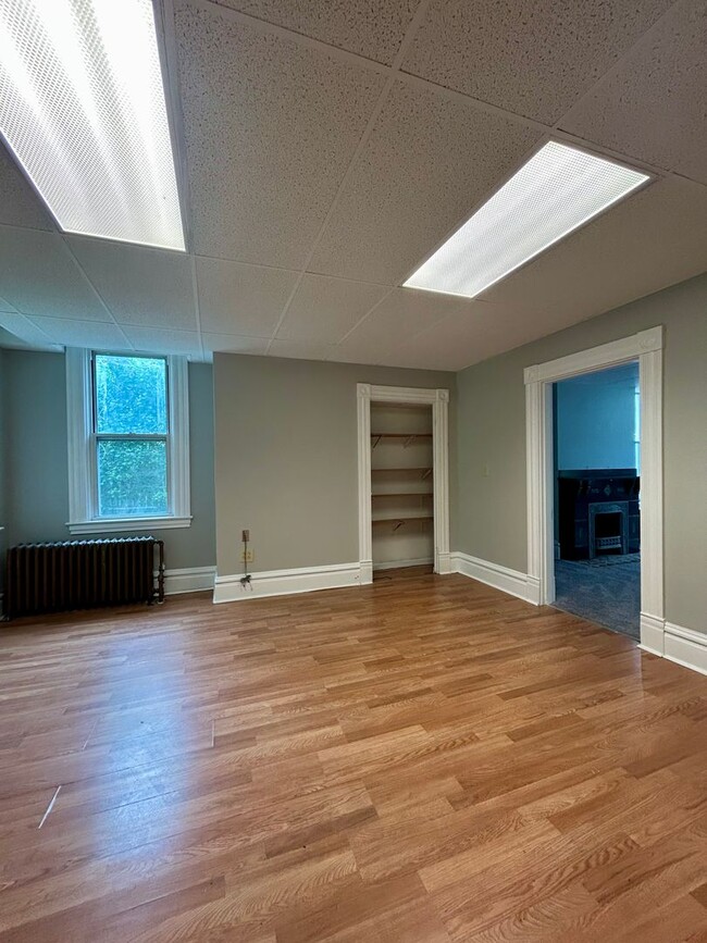 Building Photo - Large 3bd/ 1.5 bath Home w/Attic Room l Sp...