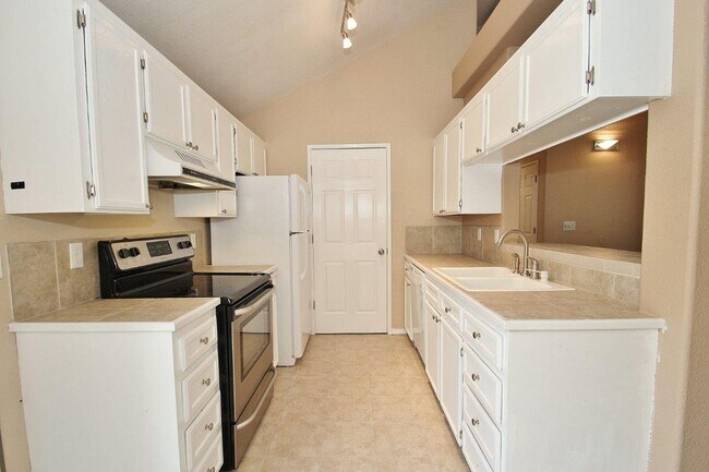 Building Photo - Clean & Move-In Ready Single-Level Home