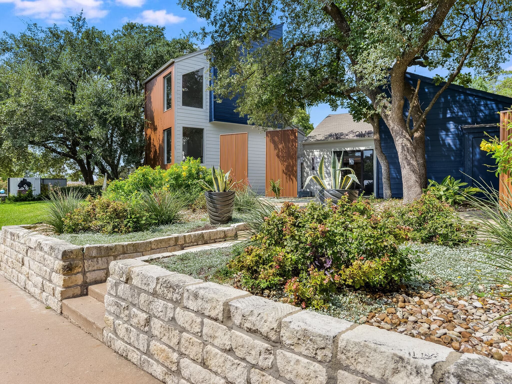 Building Photo - 3600 N Hills Dr