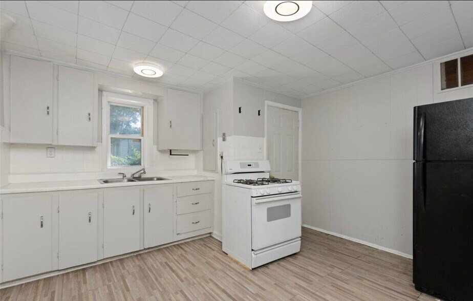 Kitchen - 11019 Lozier Ave