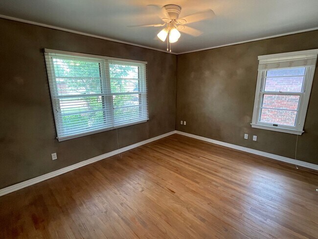 Building Photo - 4 bed 2 bath 2 car, Great Character and st...