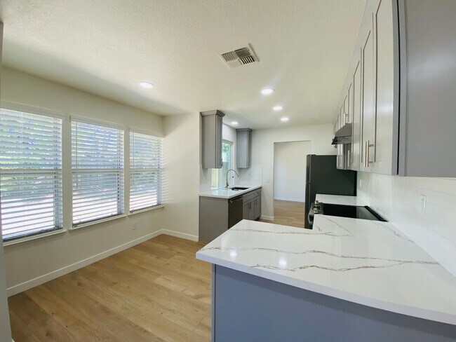 Building Photo - Classic Beauty