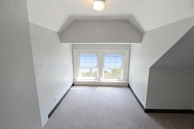 Building Photo - 142 E Northwood Ave