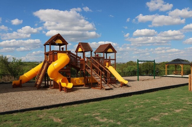 Building Photo - MOVE FAST—GATED TOWNHOME NEAR LACKLAND AFB WITH A PRIVATE YARD!