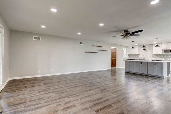 Building Photo - Spacious 3 Bedroom 2 Bath in desirable neighborhood