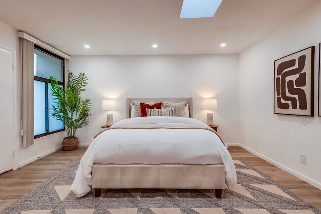 Building Photo - 1510 The Strand