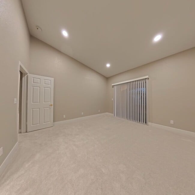 Building Photo - Beautifully Renovated 2nd-Floor Condo in Prime Location