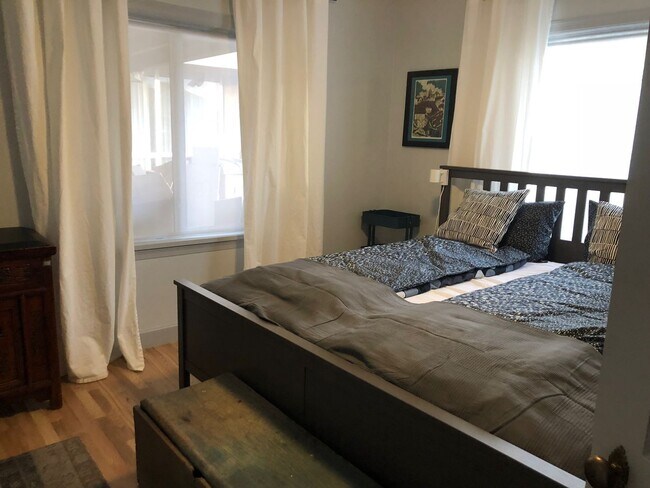 Building Photo - Grayye Duplex