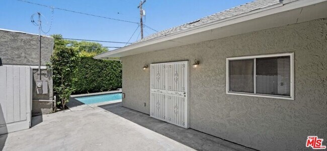 Building Photo - 1149 N Poinsettia Pl