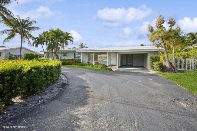 Building Photo - 2433 NE 24th St