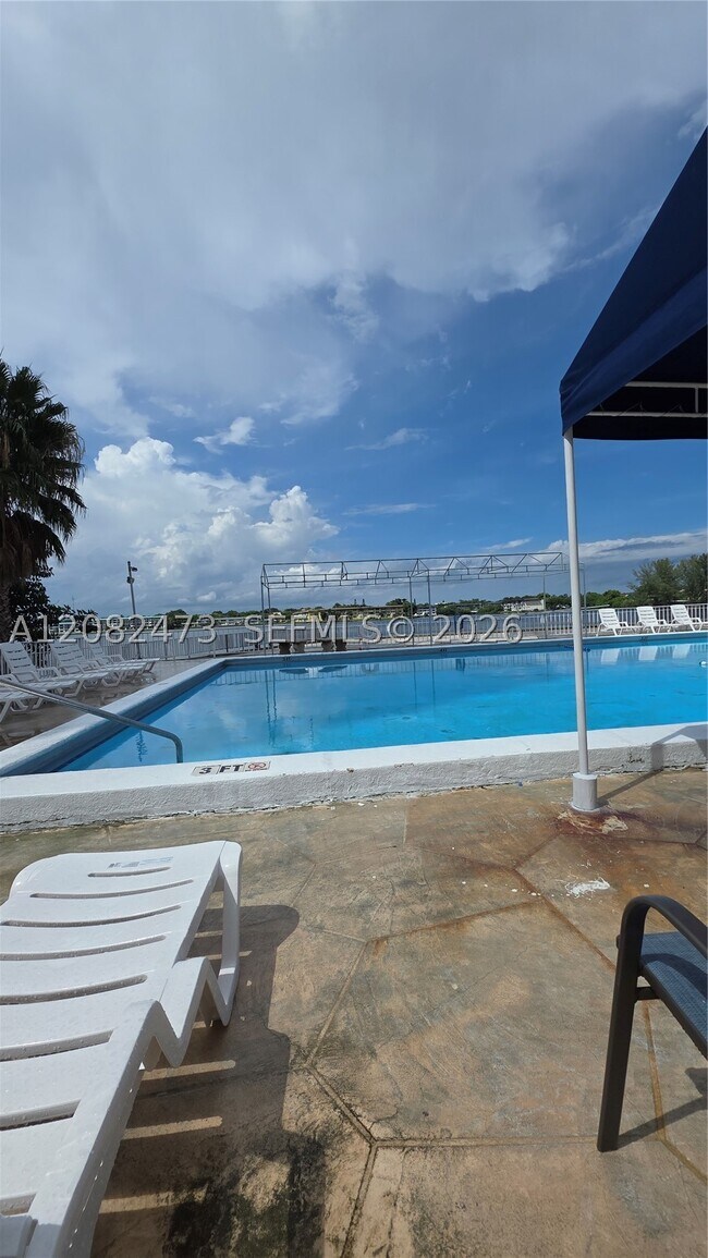 Building Photo - 1301 NE Miami Gardens Dr