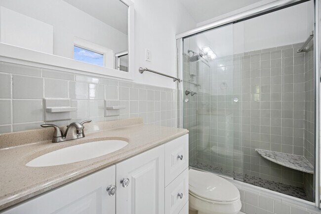 Building Photo - 2433 NE 24th St