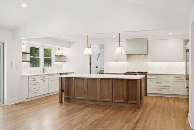 Building Photo - Completely renovated ranch 4BR/4BA ranch h...