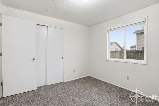 Building Photo - 16113 NE 4th Way