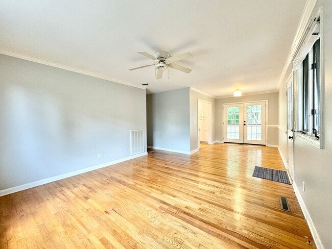 Building Photo - Remodeled 3BR in Guilford Hills