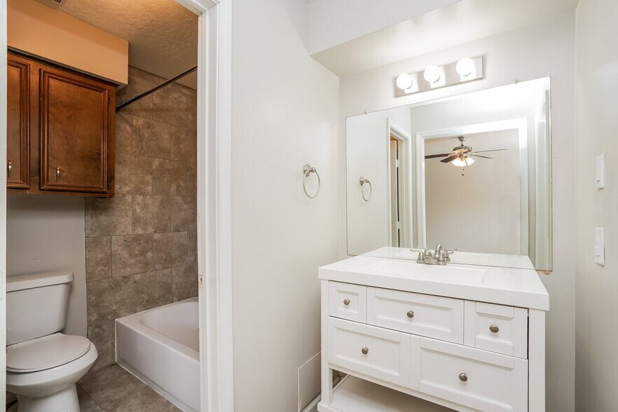 Building Photo - 2515 Village Cir Dr