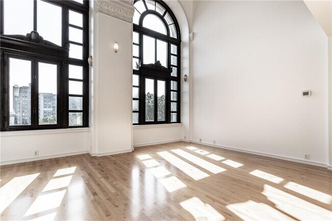 Building Photo - 350 N Meridian St