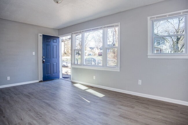 Building Photo - SEE IT NOW: Adorable 2-Bed Home with Bright Interiors in Independence!