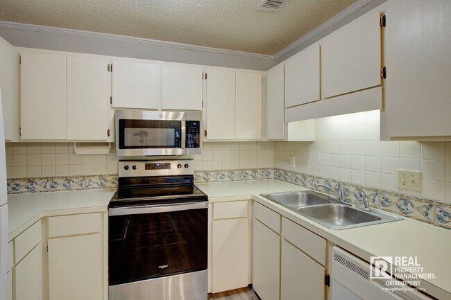Building Photo - 7945 Parklane Ct