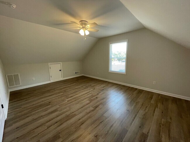 Building Photo - 5 Bed Home Available August 2026!