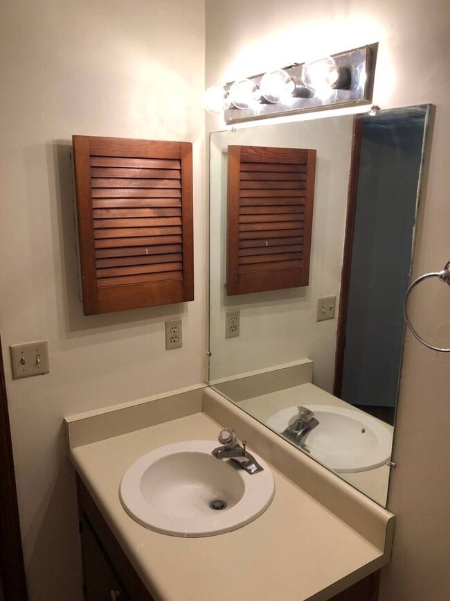 Building Photo - Two-Story 2 bed/2bath townhouse off Park Avenue!