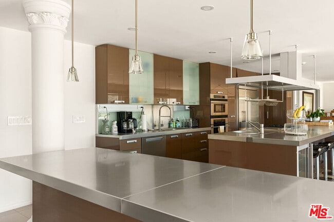 Building Photo - 8020 Zeus Dr