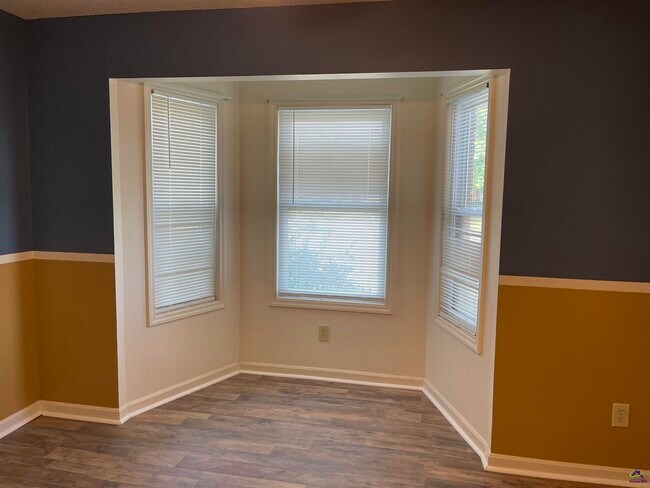 Building Photo - 104 Williamsburg Ave