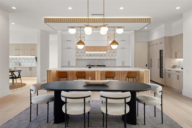 Building Photo - 2401 Oakhaven Cir