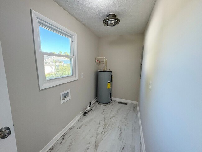 Building Photo - 3 bed with carport and garage