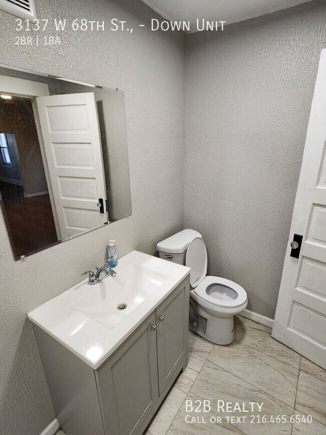 Building Photo - Spacious Two-Bedroom Unit in a Charming Mu...