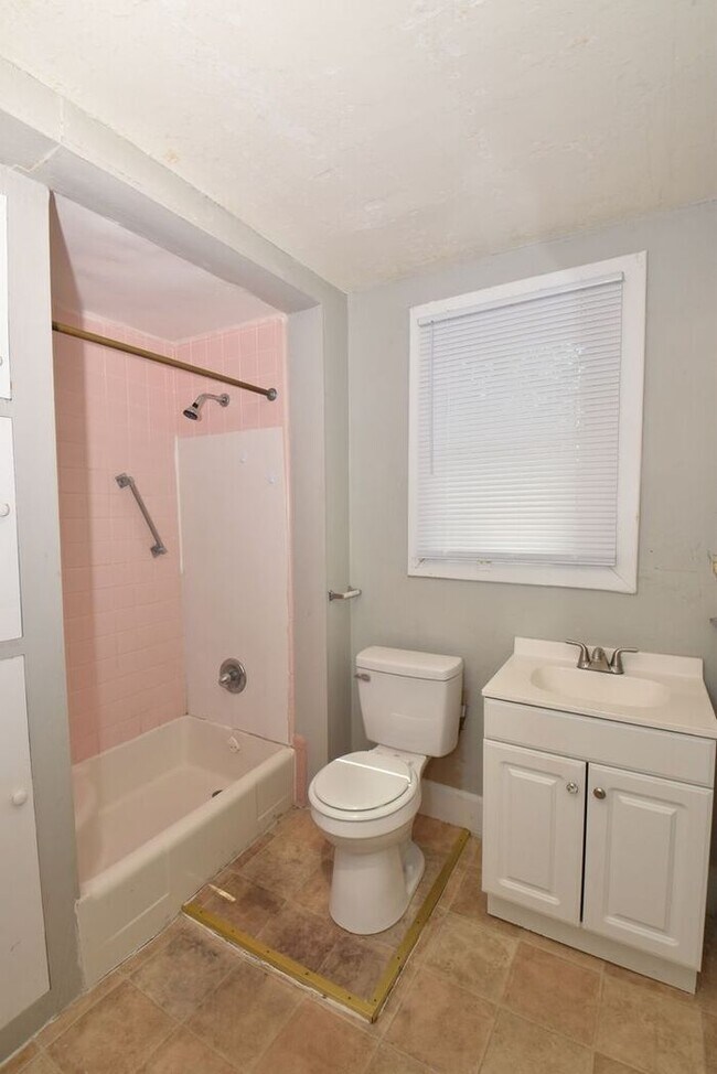 Building Photo - Spacious 2 bedrooms with their own bathroom suite