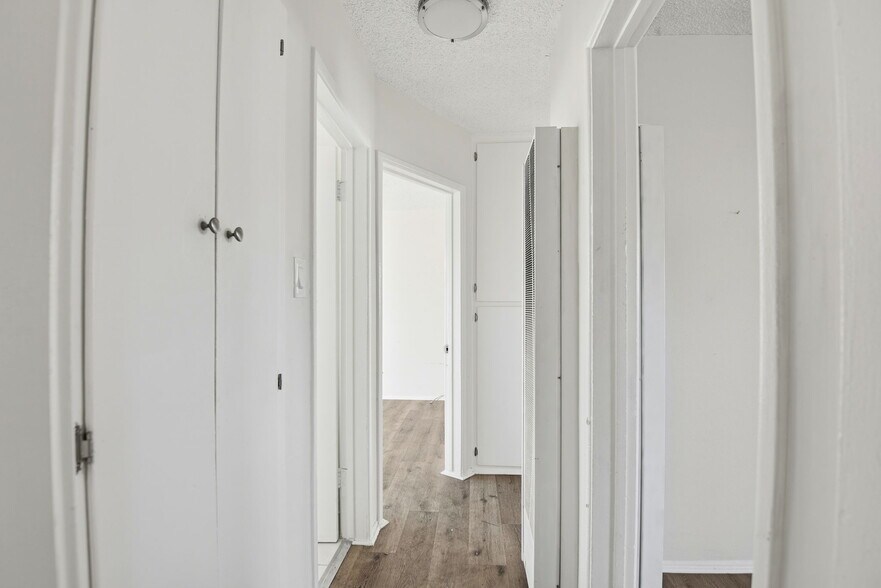 Building Photo - 1112 W 92nd St