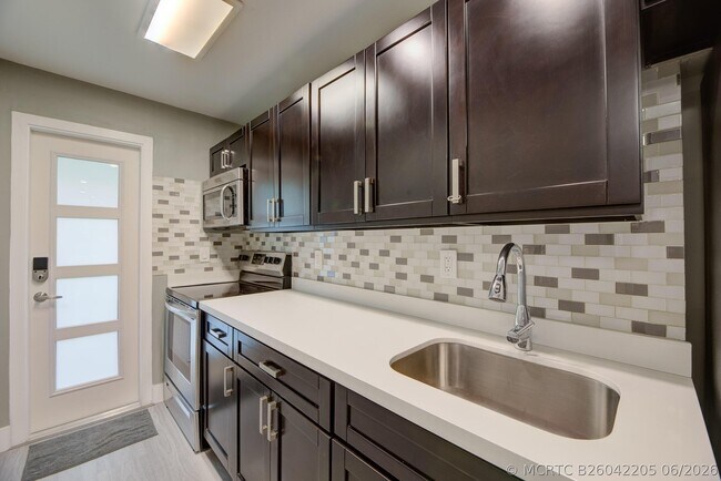 Building Photo - 1425 NE 26th Dr