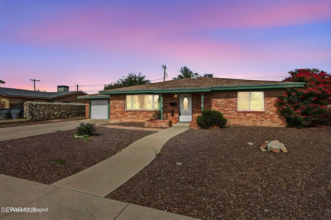 Building Photo - 3020 Wedgewood Dr