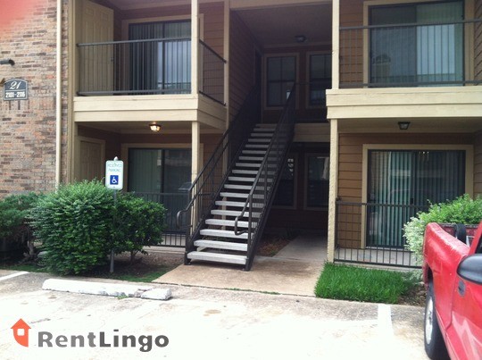 Building Photo - 5500 De Soto St